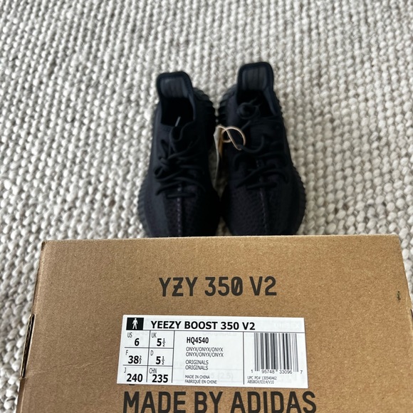 YEEZY 350 ONYX (2023) US 6 BRAND NEW 🖤 - Picture 4 of 5